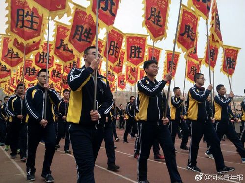 衡水二中高考誓师大会:举百面"胜"字大旗
